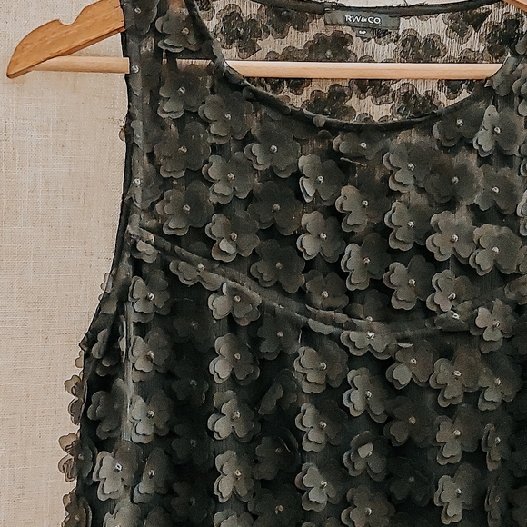 Sleeveless black dress with flower detailing - Picture 2 of 2